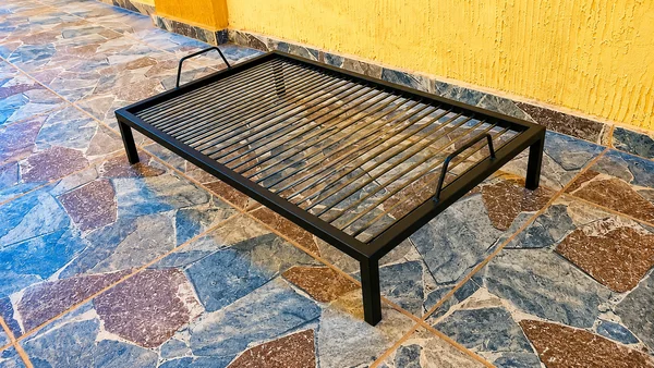PARRILLA CON HIERROS FLOTANTES